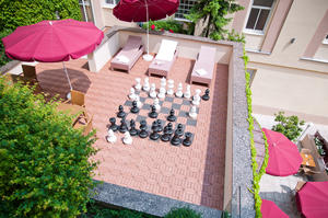 Sonnige Dachterrasse mit Schachspiel
